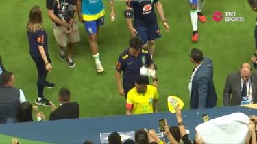 Al término del encuentro con Venezuela los hinchas agredieron a Neymar.