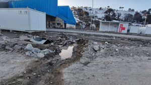 VIDEO | Denuncian derrame de líquidos cloacales a metros del paso Pino Hachado en Neuquén
