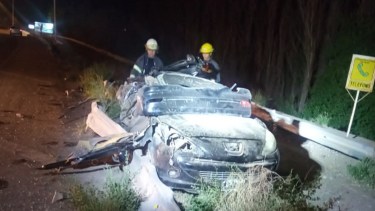 Dos jóvenes resultaron heridos tras el vuelco. Foto: Gentileza. 