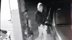 Jóvenes entraron a una casa y robaron un auto durante la madrugada en Cipolletti