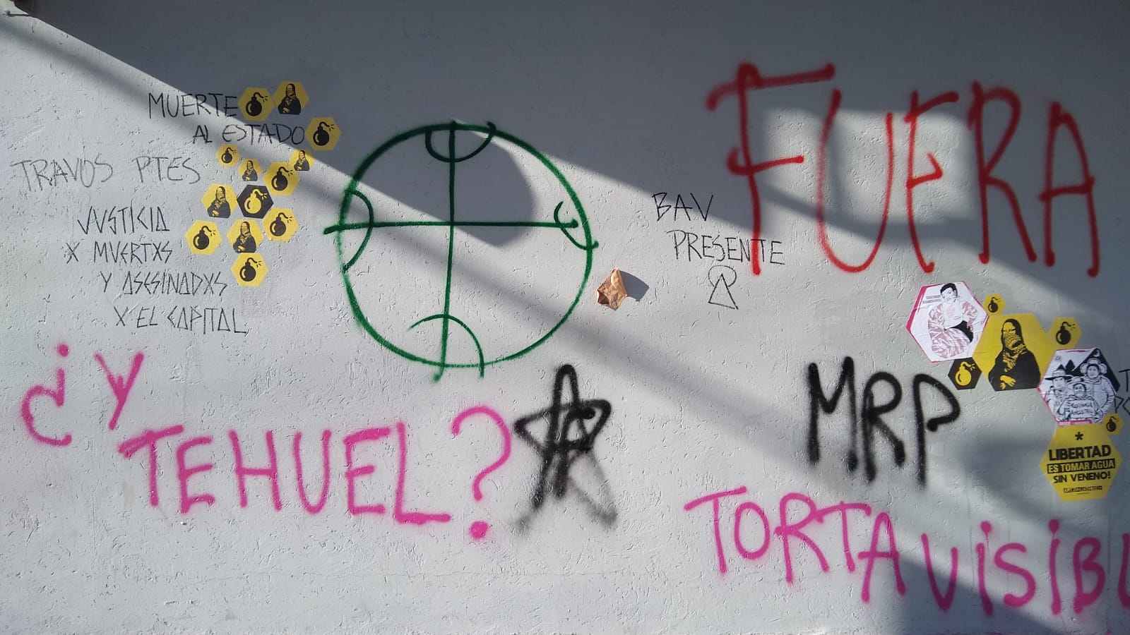 Pintadas con aerosol en la pared de un banco en el centro de Bariloche.
