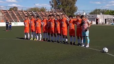 Antes del encuentro entre Deportivo Roca y San Carlos se realizó un minuto de silencio. Foto: Gentileza.