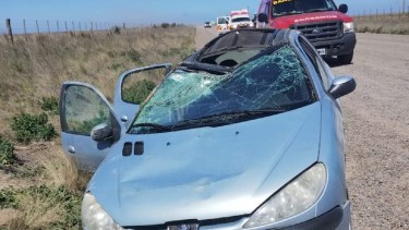 El vuelco ocurrió en un camino de ripio a unos 15 kilómetros de Bahía San Blas, en la zona conocida como la Curva de Dumas. Foto Gentileza Norpatagonia Noticias