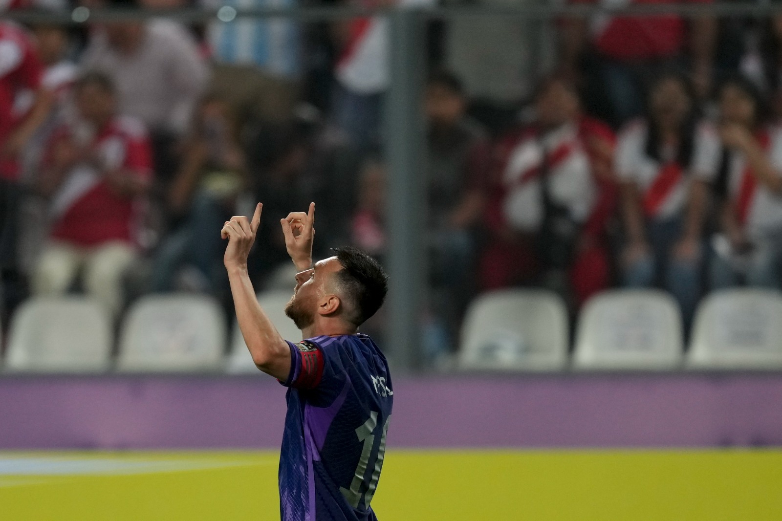 Messi metió dos goles en el primer tiempo contra Perú.