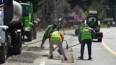 Vialidad Nacional desplazó personal de Chubut y La Pampa para sumar a las tareas en la Ruta 40 al sur de Bariloche. Gentileza