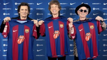 Los integrantes de la banda legendaria posaron con la camiseta del Barcelona que lleva su logo.