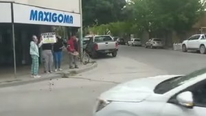 «Toca bocina si votas a Milei»: la particular campaña de un grupo de jóvenes en Cipolletti