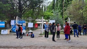 Familias cortaron la Ruta 22 en Fernández Oro en reclamo por la falta de transporte escolar