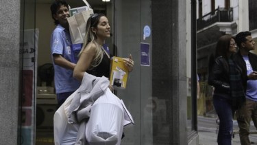 Las principales casas de electrodomésticos se mostraron abarrotadas este sábado en CABA. Foto: Gentileza NA. 