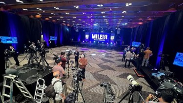 Milei aguarda por los resultados en un hotel porteño. Foto: Gentileza La Nación. 