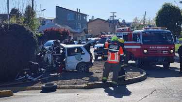 Un auto impactó contra una pared de un derivador de una rotonda en Bariloche. La conductora y sus dos hijos sufrieron traumatismo encéfalo craneal. Foto: gentileza