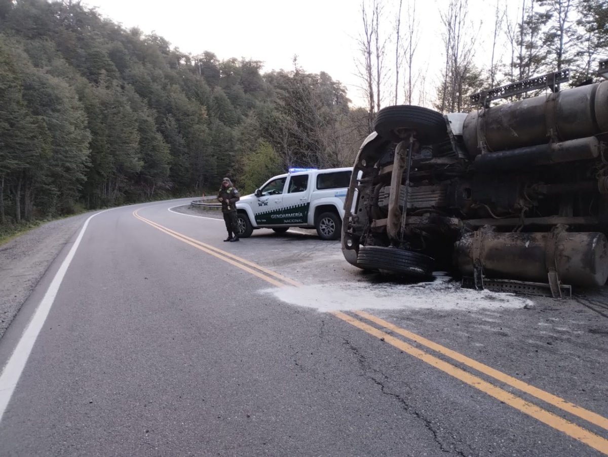 Corte de Ruta 40, en Villa La Angostura: reducción a media calzada por el vuelco de un camión