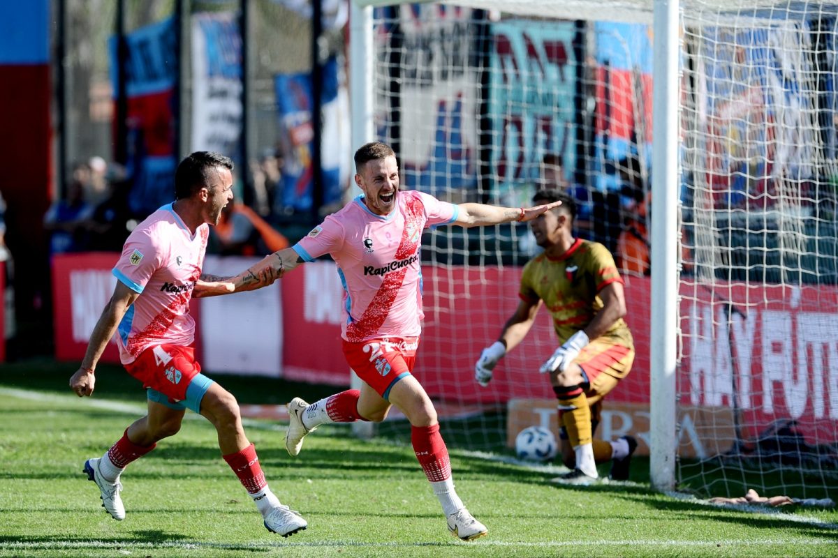 Arsenal, ya descendido, complicó a Colón.