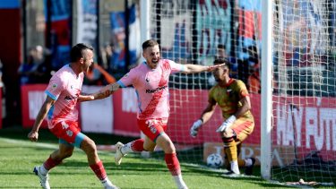 Arsenal, ya descendido, complicó a Colón.