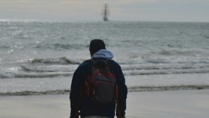 Fue a ver a la Fragata Libertad en Puerto Madryn, se emocionó y su video da la vuelta al mundo