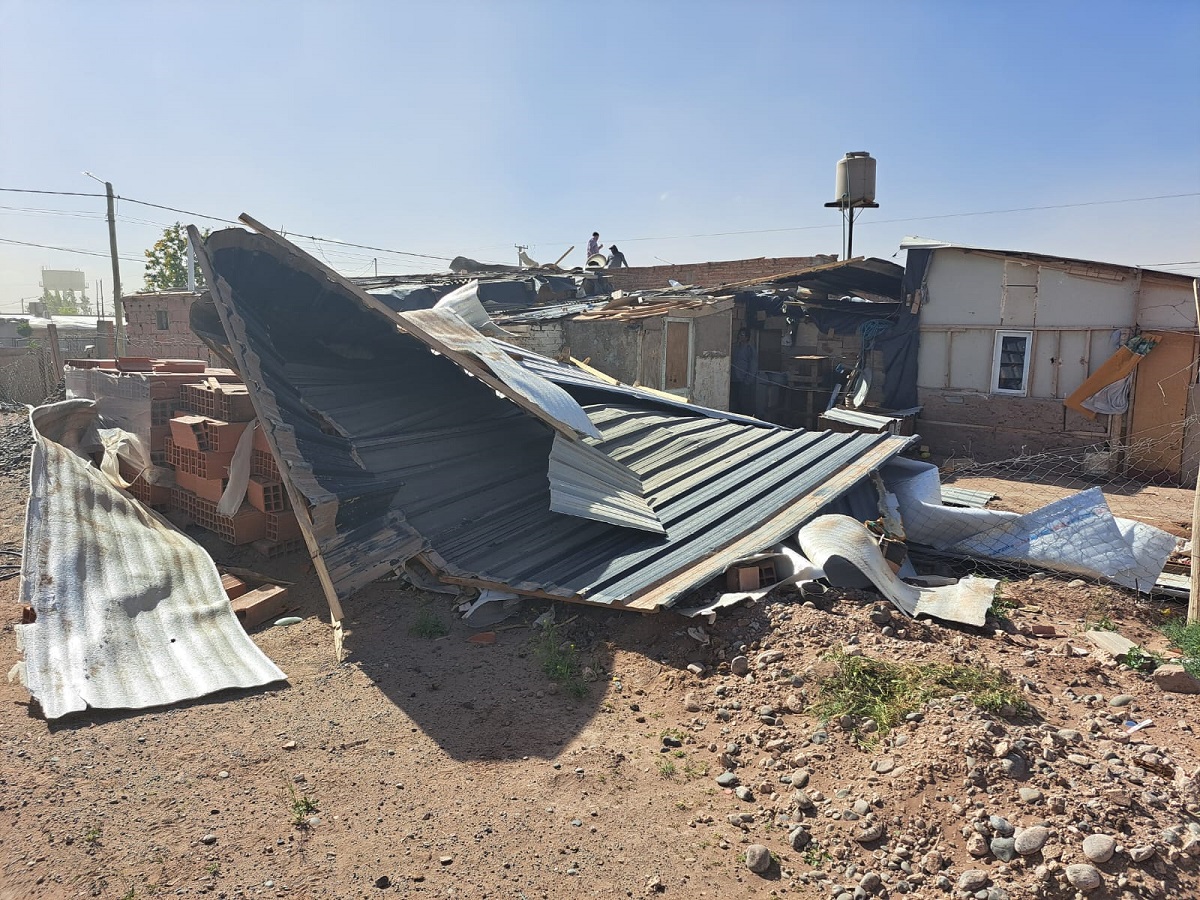 El viento generó destrozos en la zona de Añelo este sábado. Foto: Gentileza. 