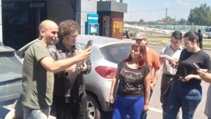 En medio de la escasez, Milei fue a cargar nafta y cuestionó al Gobierno: «El modelo de la casta»