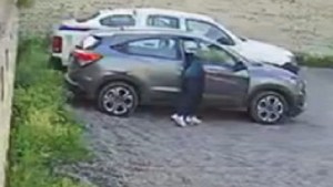 Abrieron autos en un estacionamiento y robaron pertenencias, en Cipolletti