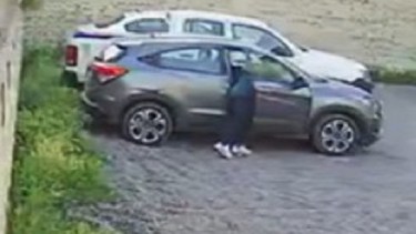 En cuestión de segundos, robó elementos de un vehículo. Foto: Gentileza.