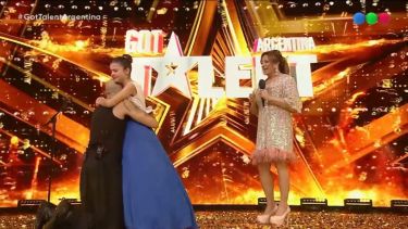 Fiorella Gerardi, de Chubut, la pimera finalista de Got Talent Argentina de la mano de Abel Pintos. Foto: Captura Telefé