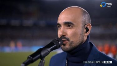 Abel Pintos entonó el himno en Argentina vs Paraguay. Foto: Captura video. 