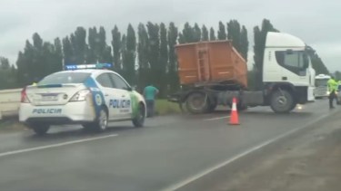 Un camión derrapó en la Ruta Nacional 22. Foto: captura (gentileza)