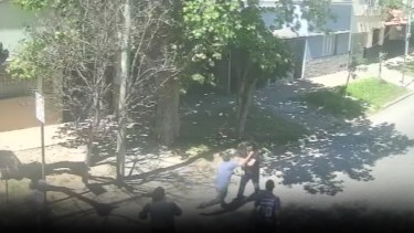 Video: se quejó por el ruido de una obra en construcción y lo golpearon entre cinco, en La Plata