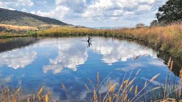 Fotografía de un reservorio de agua el 25 de febrero de 2020, en la hacienda Montecarlo, cercana al Parque Nacional Natural Chingaza del municipio de Guasca (Colombia). EFE/Camilo García/Archivo