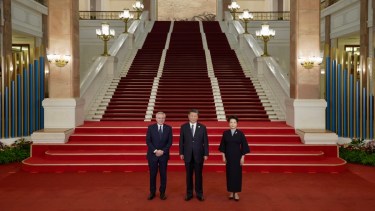 Alberto Fernández con Xi y su esposa. 