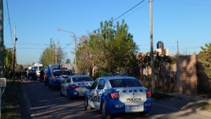 Allanamientos simultáneos en Centenario por ataques a balazos contra viviendas y autos
