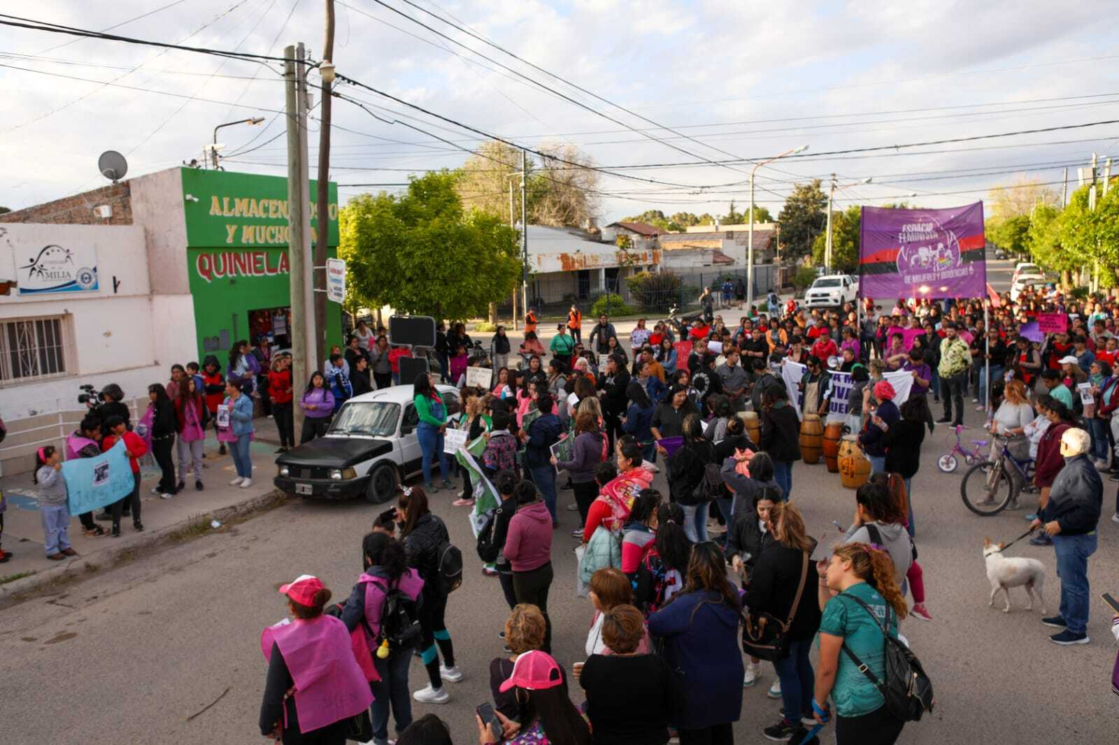La marcha de organizaciones y amigos de Marisa, en Allen. (Foto Juan Thomes)