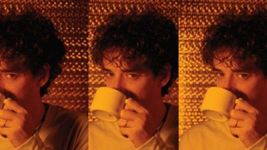 “Amor amarillo” tiene más de una conexión con “Artaud”, de Luis Alberto Spinetta y no sólo por la inclusión del cover de “Bajan”.