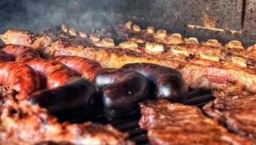 El vecino deberá reparar su parrilla y corregir el tiraje para que no salga el humo directamente a la casa de su vecina. foto: ilustrativa.