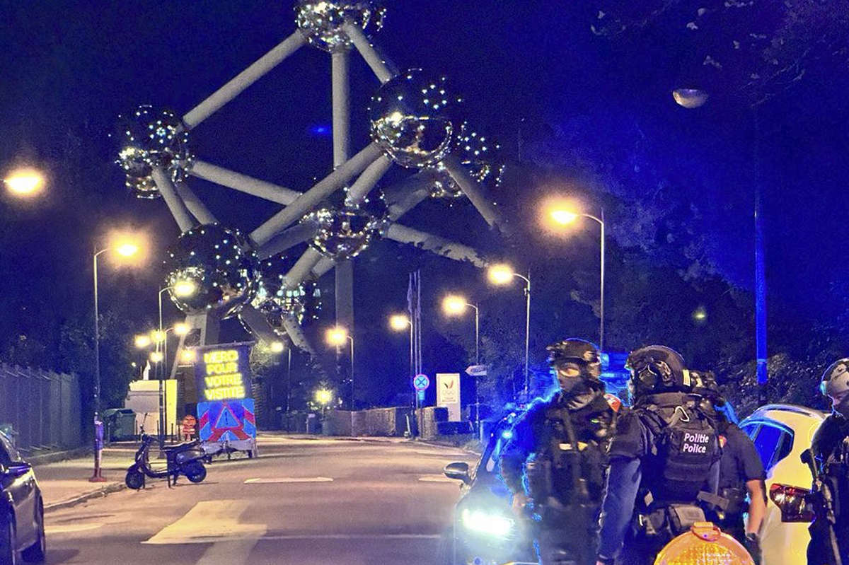 La policía belga patrulla afuera del estadio donde jugaban Bélgica y Suecia, que se suspendió tras el primer tiempo.