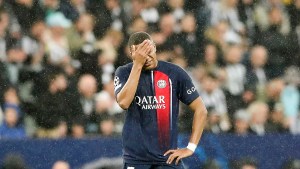 Newcastle aplastó al París Saint Germain de un abatido Mbappé, que no deja de extrañar a Messi