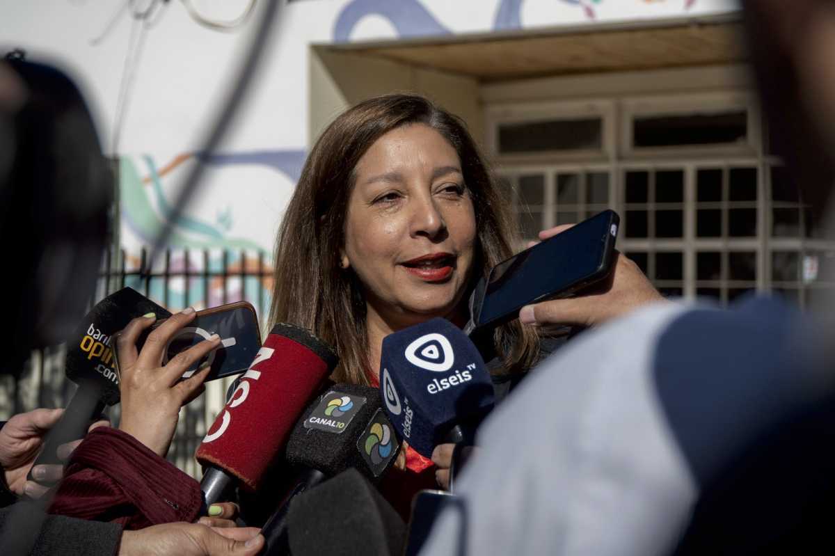 Arabela Carreras, gobernadora de Río Negro, habló ayer de su preocupación por las finanzas, al emitir su voto en Bariloche. Foto: Marcelo Martinez