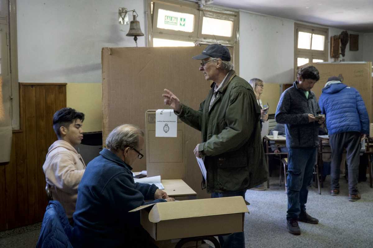 Bariloche registra un movimiento de votantes sin precedentes en las primeras horas del día. Foto: Marcelo Martinez