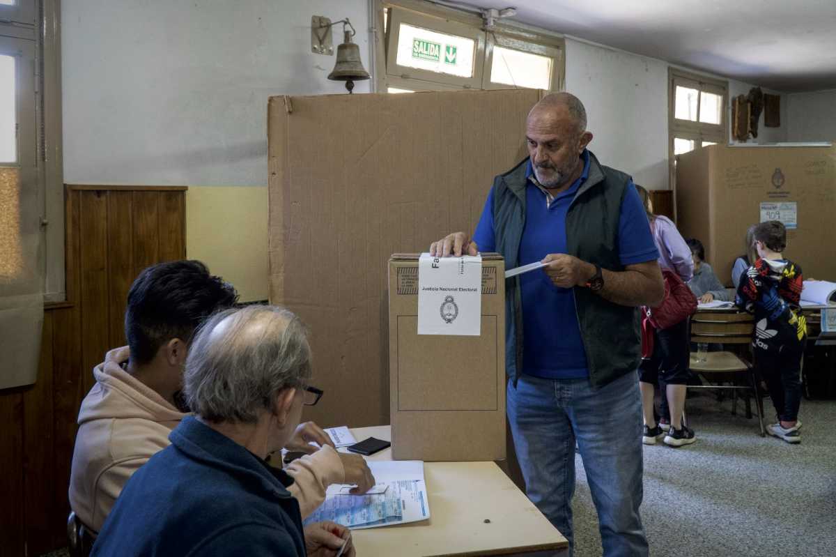 Sergio Capozzi, candidato a diputado de Juntos por el Cambio hizo un llamado "masivo a votar" desde Bariloche. Foto: Marcelo Martinez
