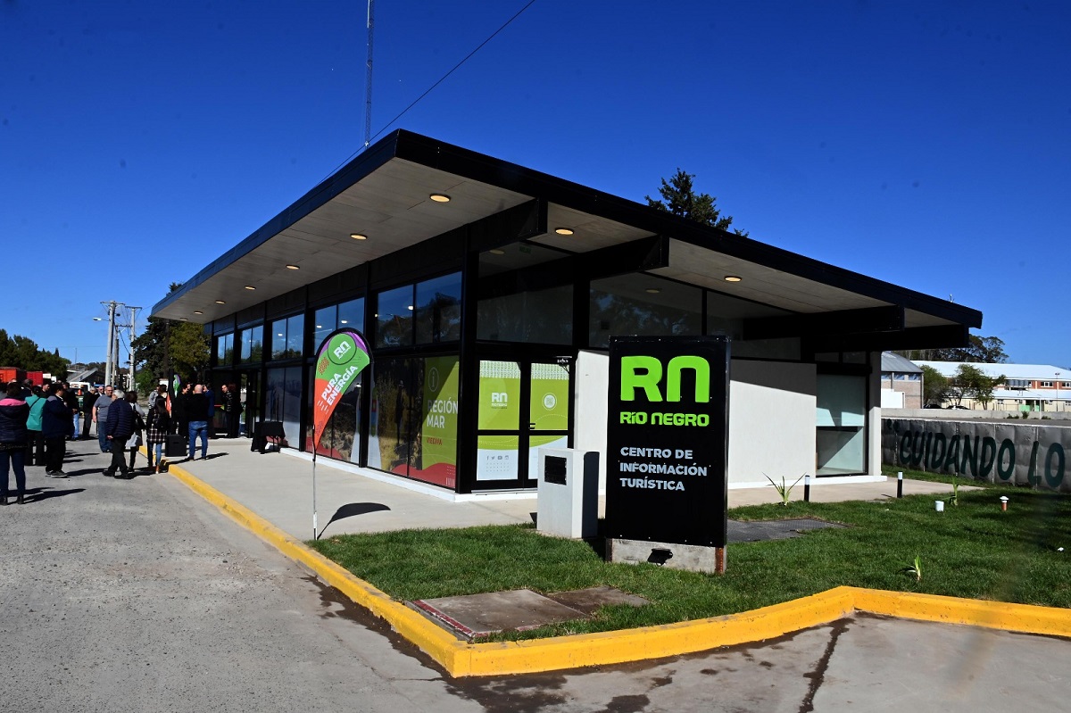 La fachada con estacionamiento y zona verde, sigue un diseño arquitectónico similar a los otros Centros de Informes provinciales. Foto: Marcelo Ochoa.
