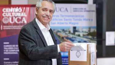 Alberto Fernández, actual presidente de Argentina, minutos después de emitir su voto. Foto: Télam