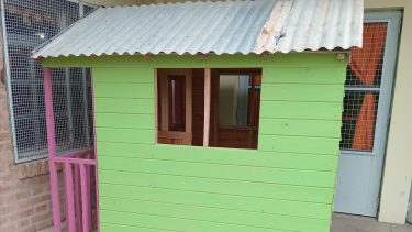 Luis Suso ofreció sus máquinas para elevar la casita e ingresarla a la escuela. Foto: Gentileza.