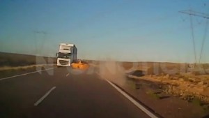 VIDEO | Así fue el grave accidente en el Chocón entre dos autos y un camión