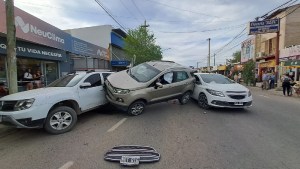 Grave choque en el oeste de Neuquén: perdió el control y dejó a dos inspectores hospitalizados