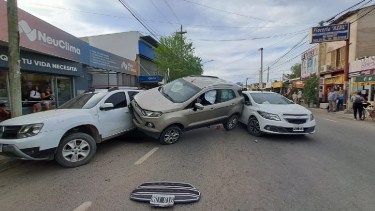 Grave choque en el oeste de Neuquén: dejó a dos inspectores hospitalizados y terminó sobre otros autos