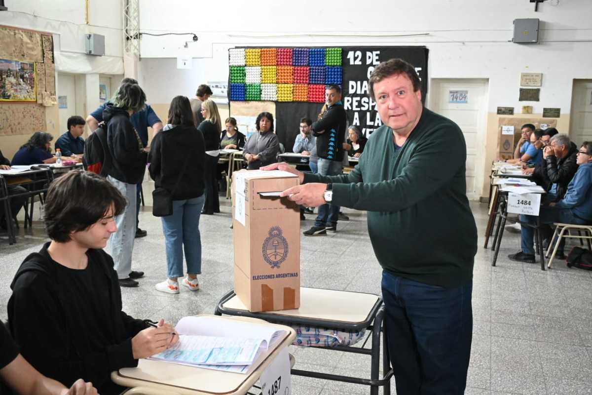Alberto Weretilneck, gobernador electo de Río Negro, emitió su voto en la escuela 165 de Cipolletti en las elecciones generales. Foto Florencia Salto.
