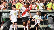 Imagen de La historia de Julia, la nena fanática de Julián Álvarez que salió a la cancha con De la Cruz