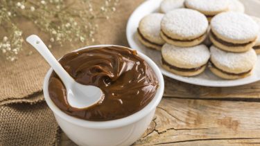 Hoy es el día del dulce de leche: perfecta mezcla de dos simples ingredientes: leche y azúcar, y otros dos elementos vitales: tiempo y calor. 