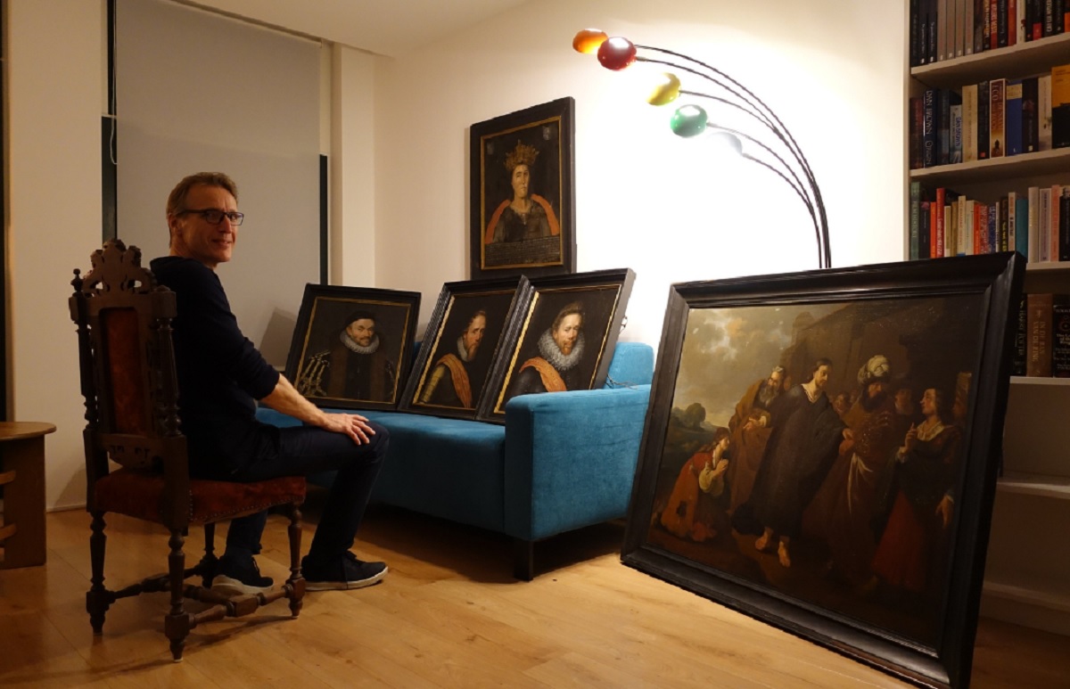 Arthur Brand con las seis pinturas recuperadas. Fuente: Twitter @brand_arthur

