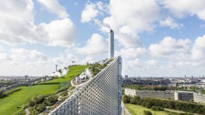 Cómo es la central eléctrica sostenible de Dinamarca: convierte residuos en energía limpia y es pista de esquí