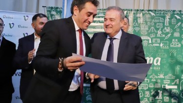 Castro recibió el diploma de manos del intendente Pedro Pesatti. Foto: Marcelo Ochoa.